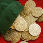 Treasure with a golden patina - diameter 30 mm