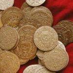 Treasure with a golden patina - diameter 30 mm - Image 2