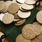 Treasure with a golden patina - diameter 30 mm - Image 3