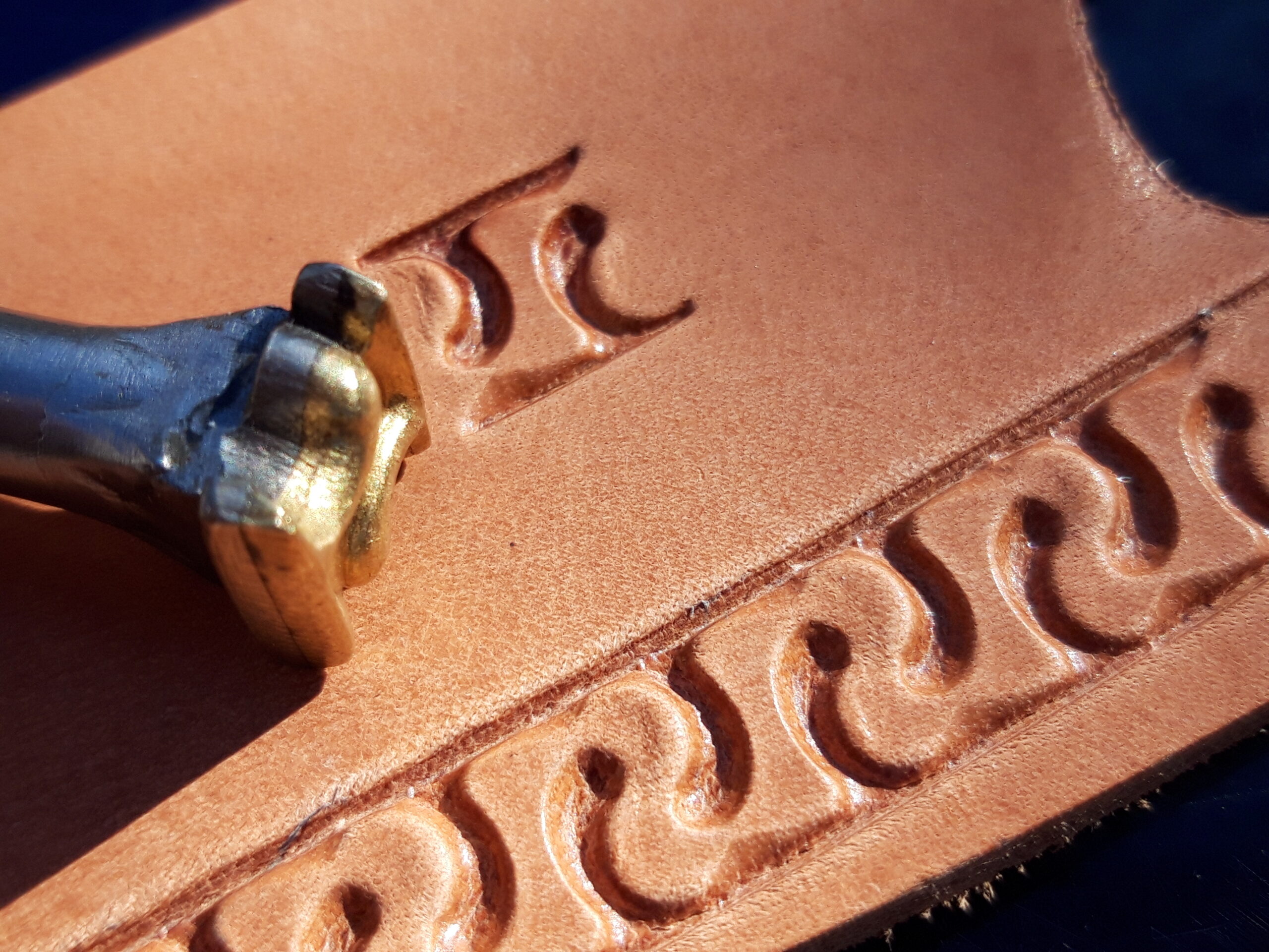 Meandering border leather stamp