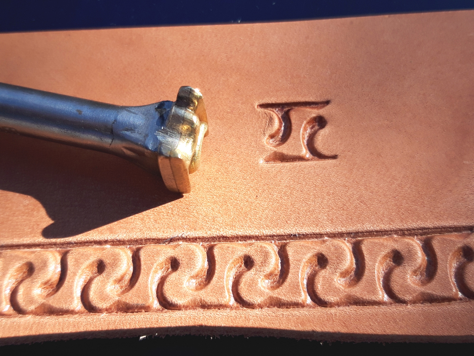 Meandering border leather stamp