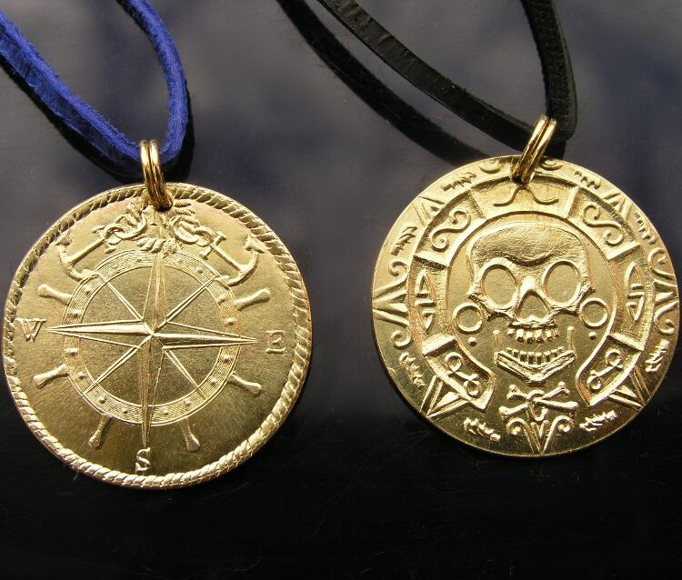042-15 Pirate pendant with skull and compass
