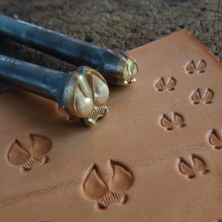 017-27 Set of 2 Leather Stamps - White-tailed deer footprint